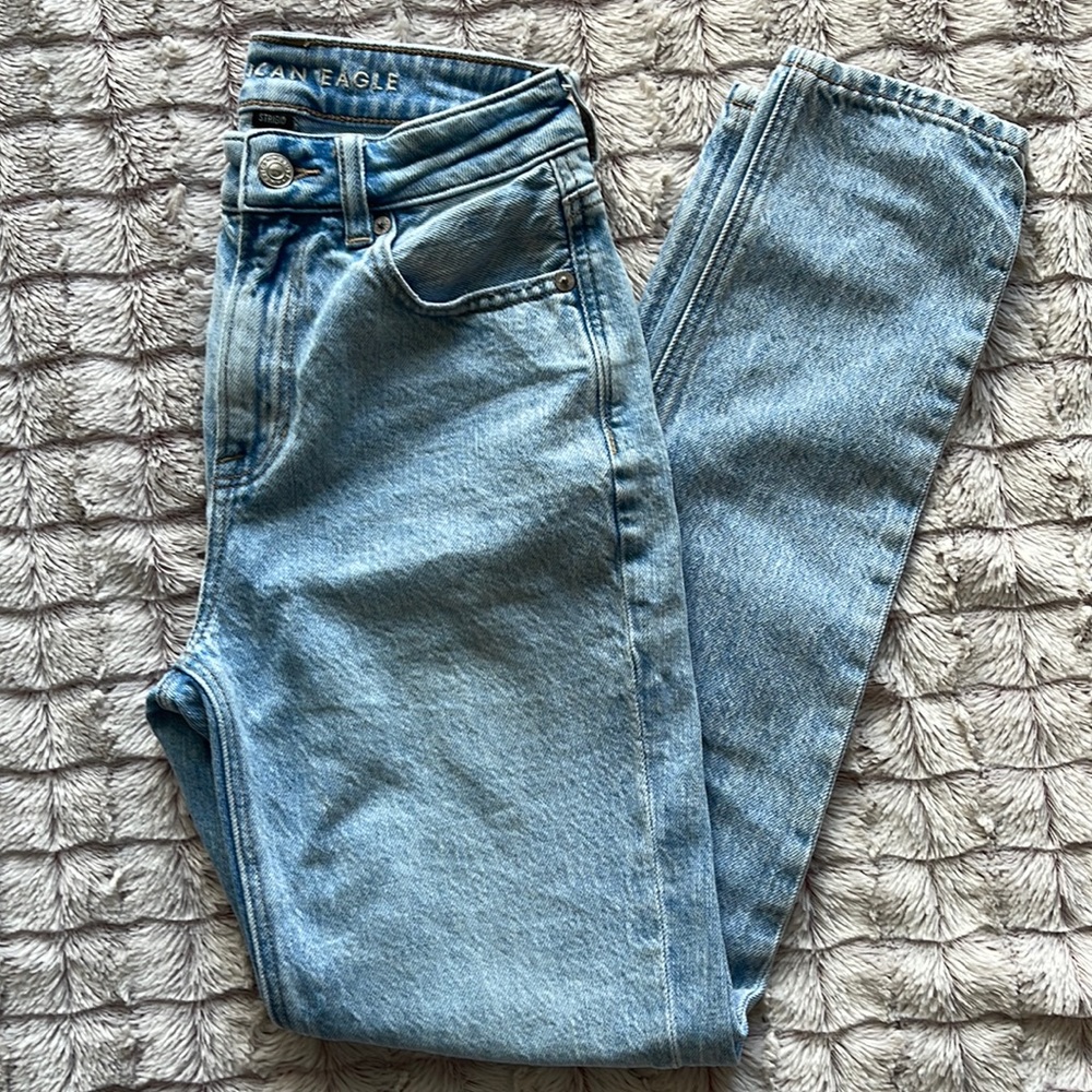 American Eagle Strigid Jeans Light Wash Mom Jeans Size 00